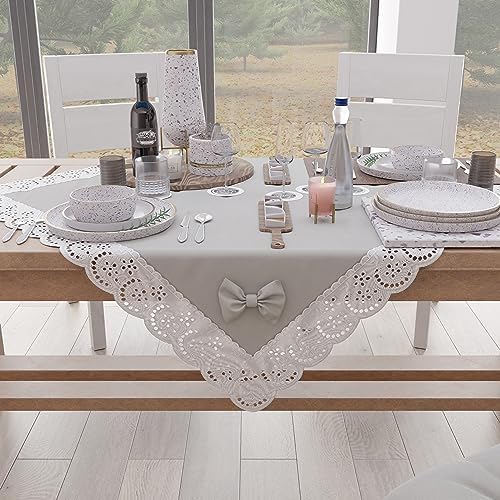 PETTI Artigiani Italiani Centrotavola Elegante Cotone Grigio Chiaro 95x95 cm con Pizzo Sangallo e Fiocchi